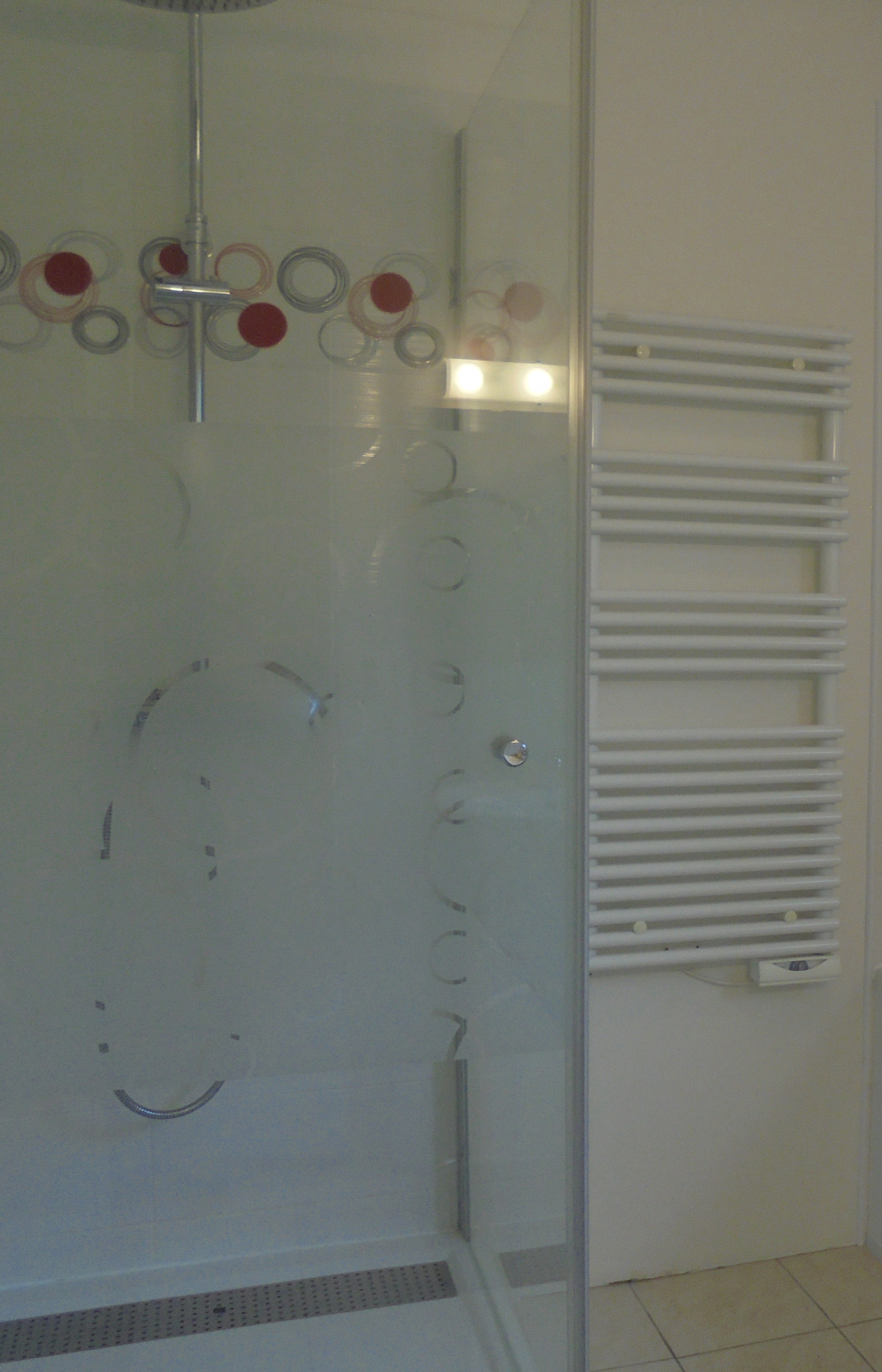 Salle de bain 1, vue côté gauche avec lavabo et douche